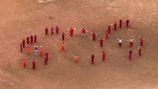 Migrantes escriben pedido de ayuda con sus cuerpos