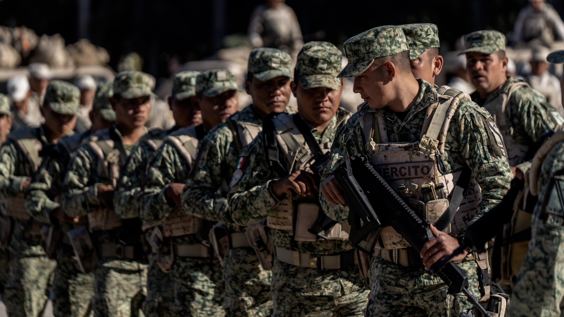 Soldado mexicano busca redefinir los corridos