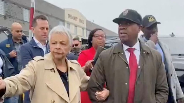 Alcalde de Nueva Jersey es arrestado en protesta migrante