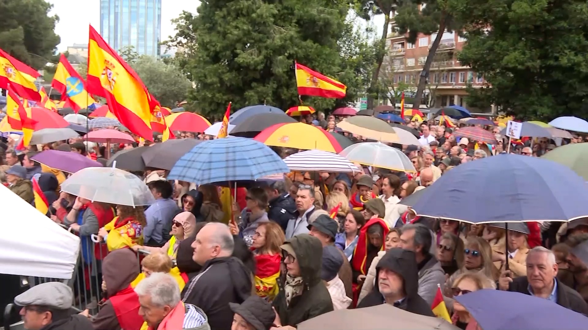 Manifestantes en Madrid piden la dimisión de Pedro Sánchez