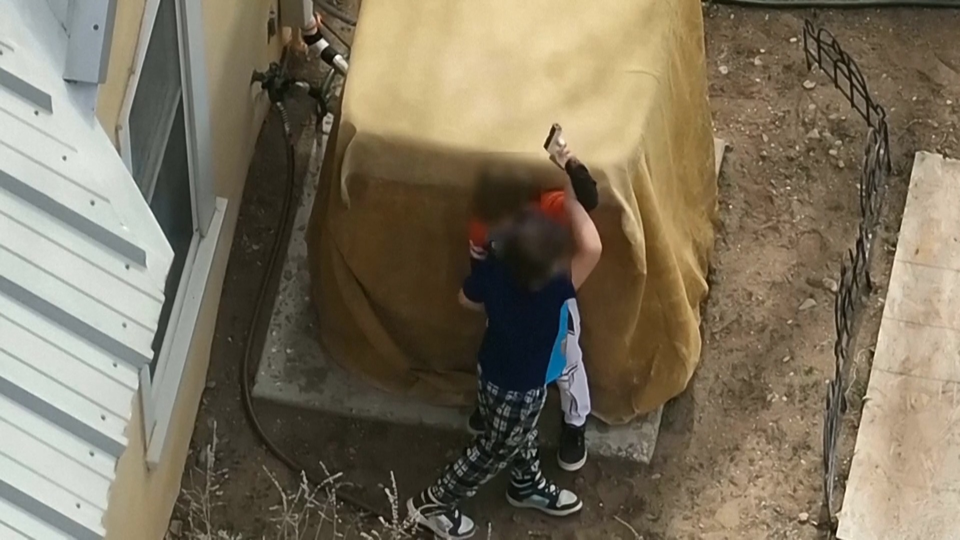 Policía desarma a niños con ayuda de un dron