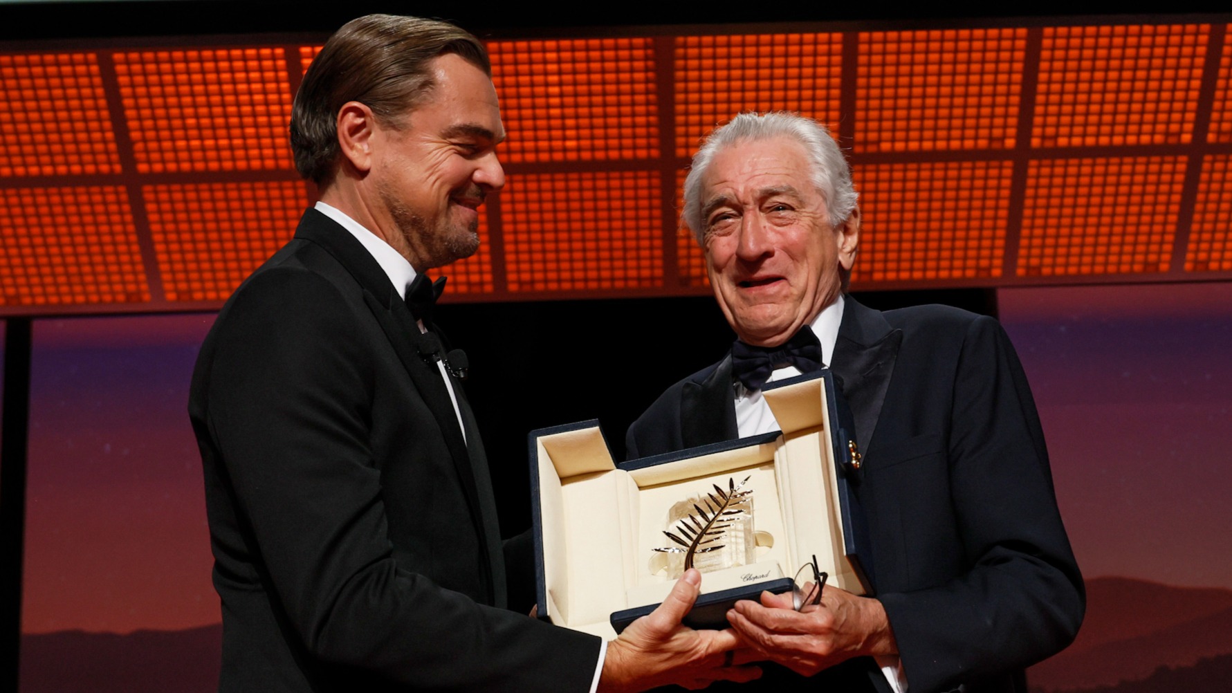 Robert De Niro recibe la Palma de Oro de Honor de manos de Leonardo DiCaprio
