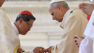 El papa León XIV recibe el anillo del Pescador y el palio