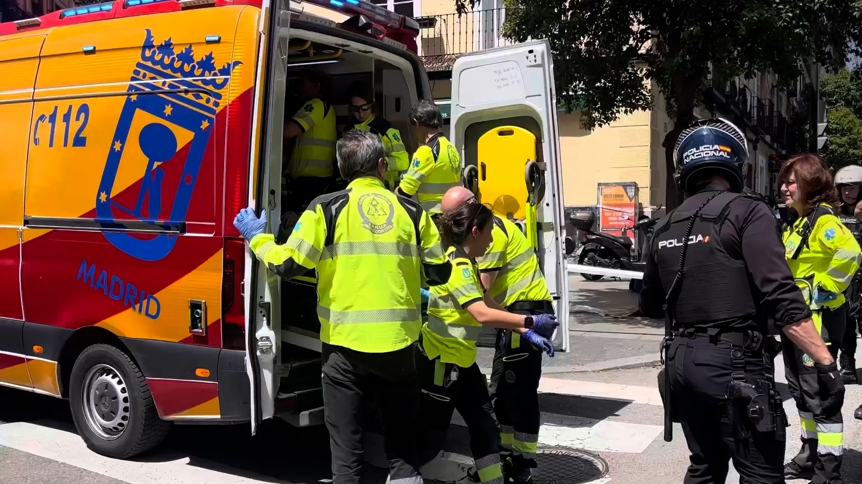 Un joven, muy grave tras sufrir una puñalada en el cuello en la calle de Toledo de Madrid
