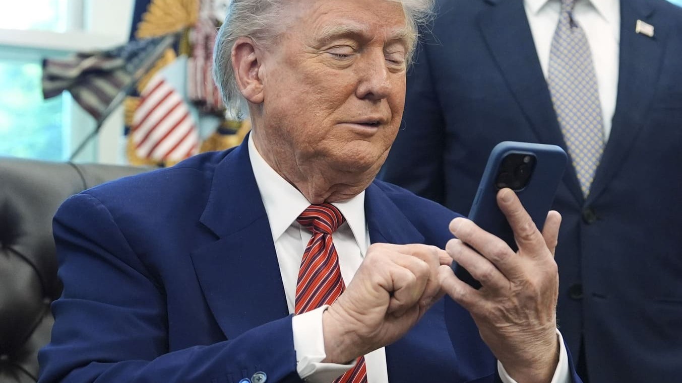 Trump amenaza con aranceles a la Unión Europea y Apple