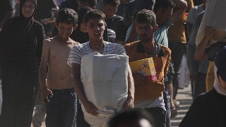 GAZA | Miles de personas se agolpan para lograr ayuda humanitaria que reparte Israel y EE UU