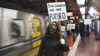 Científicos protestan contra Javier Milei