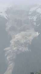 Momento en el que se desprende una parte de un glaciar en Suiza