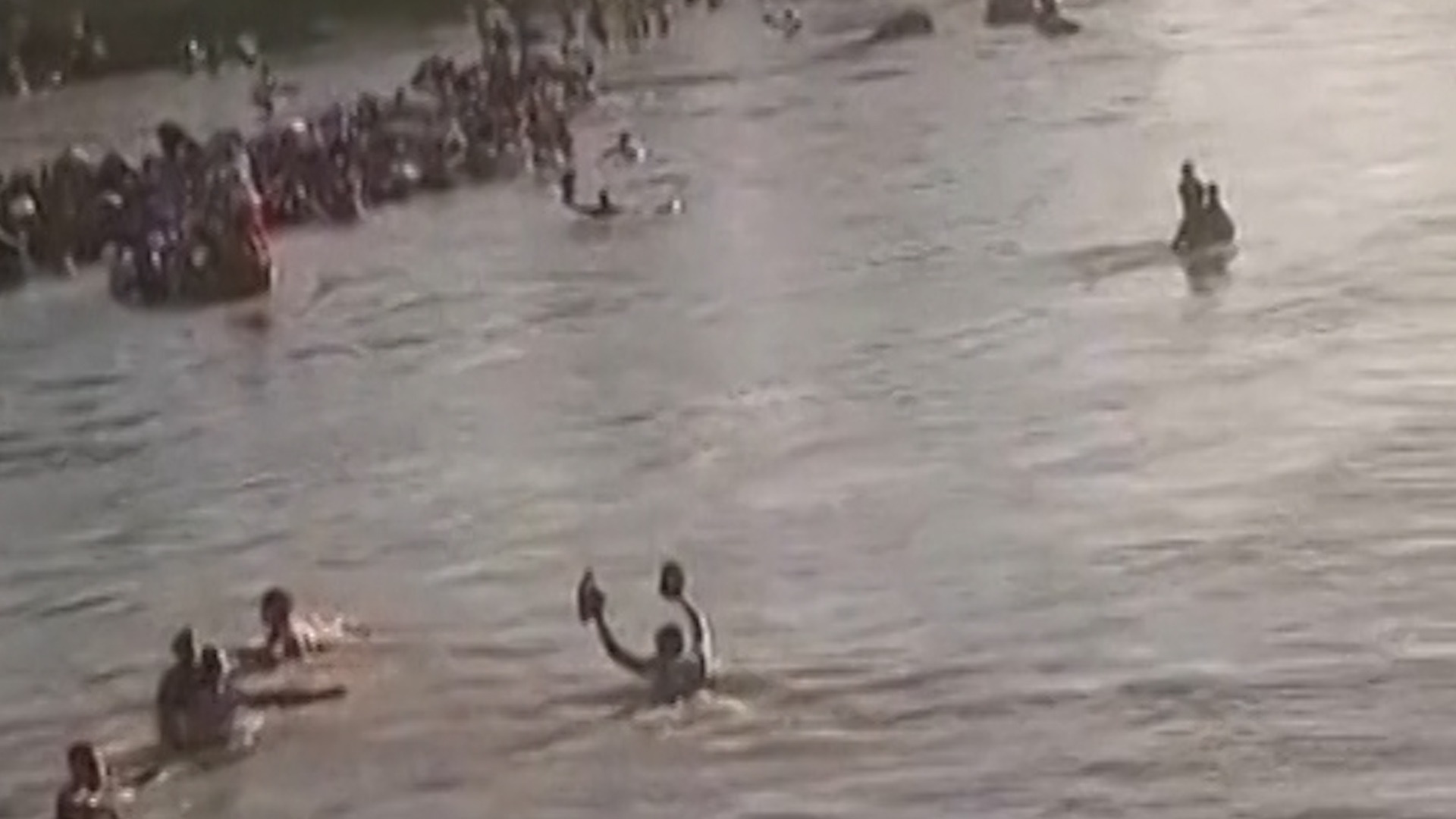 Haitianos huyen de la violencia cruzando un río a nado