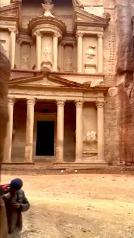 Dos turistas belgas muertos y más de 1.800 evacuados en Jordania