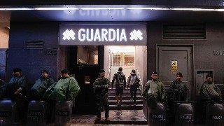 Allanan clínica por muerte de Maradona