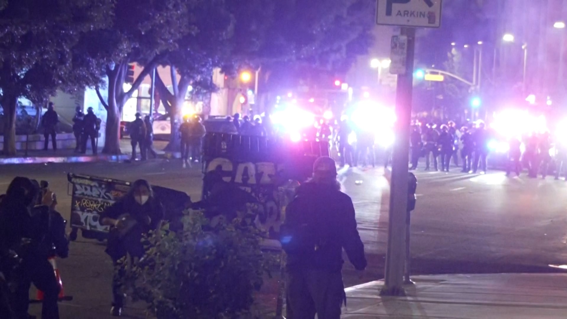 Un cámara recibe un balazo de goma en el pecho durante las protestas de Los Ángeles