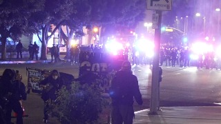 Un cámara recibe un balazo de goma en el pecho durante las protestas de Los Ángeles