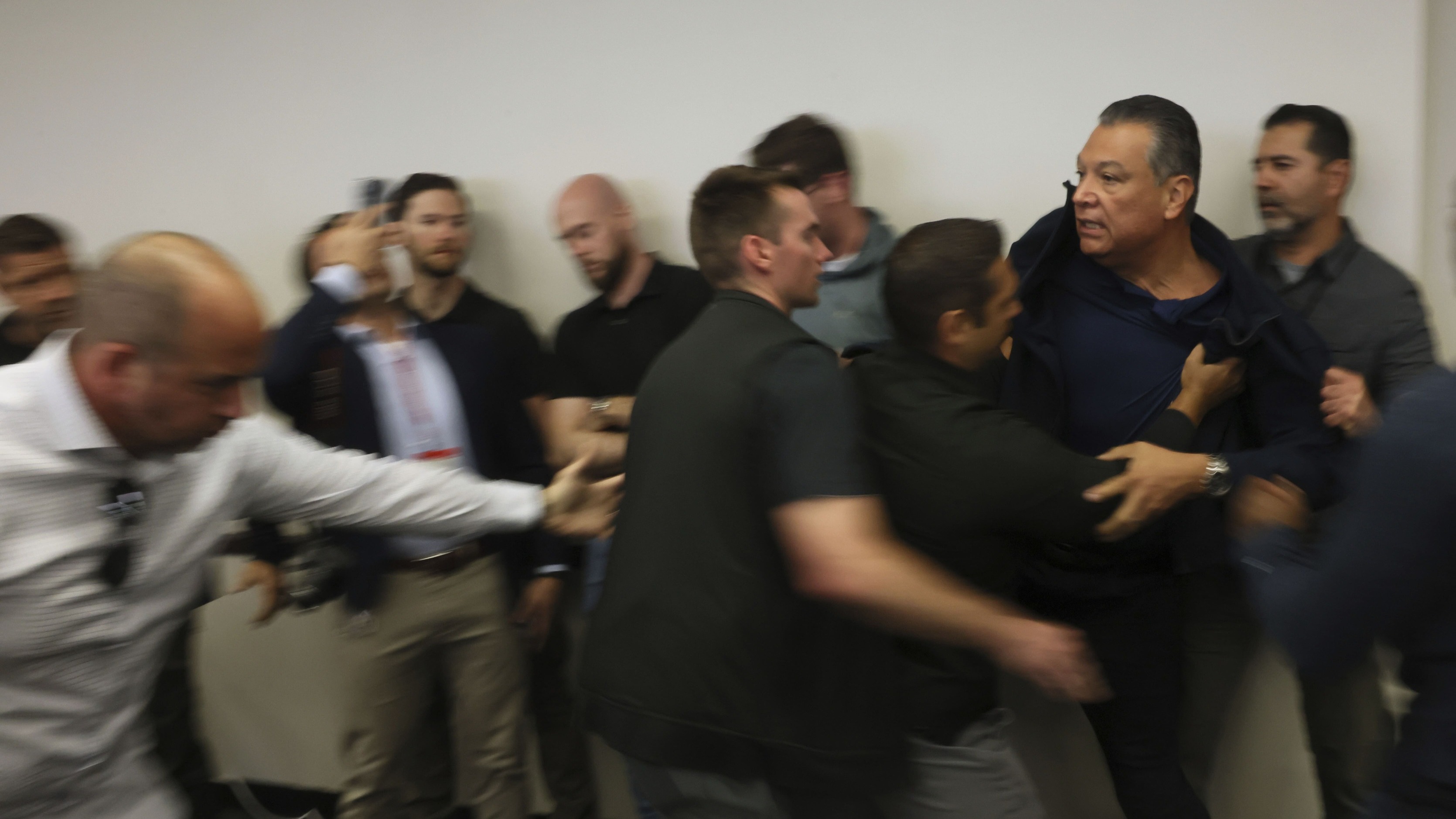 Senador es retirado de conferencia de Kristi Noem