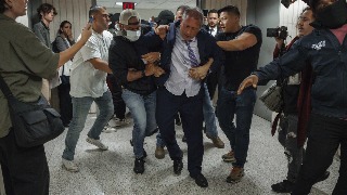 Contralor de Nueva York arrestado en corte de migración