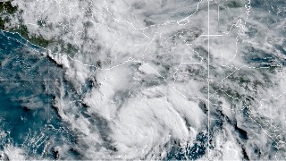 Habitantes del Pacífico mexicano se preparan ante la llegada del huracán Erick