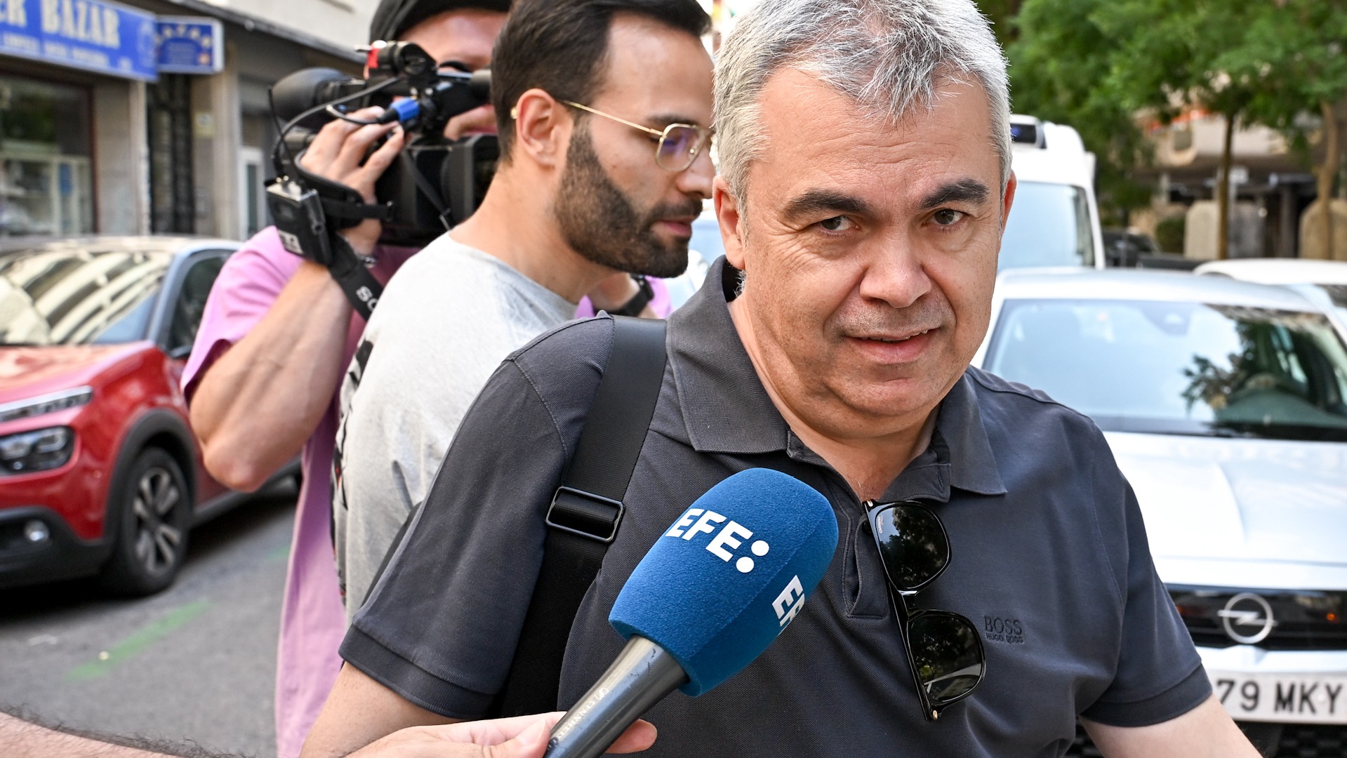 Santos Cerdán, a la salida de su domicilio: "No voy a desmentir las falsedades que se publican"