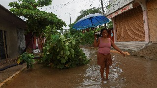 Huracán Erick baja de categoría