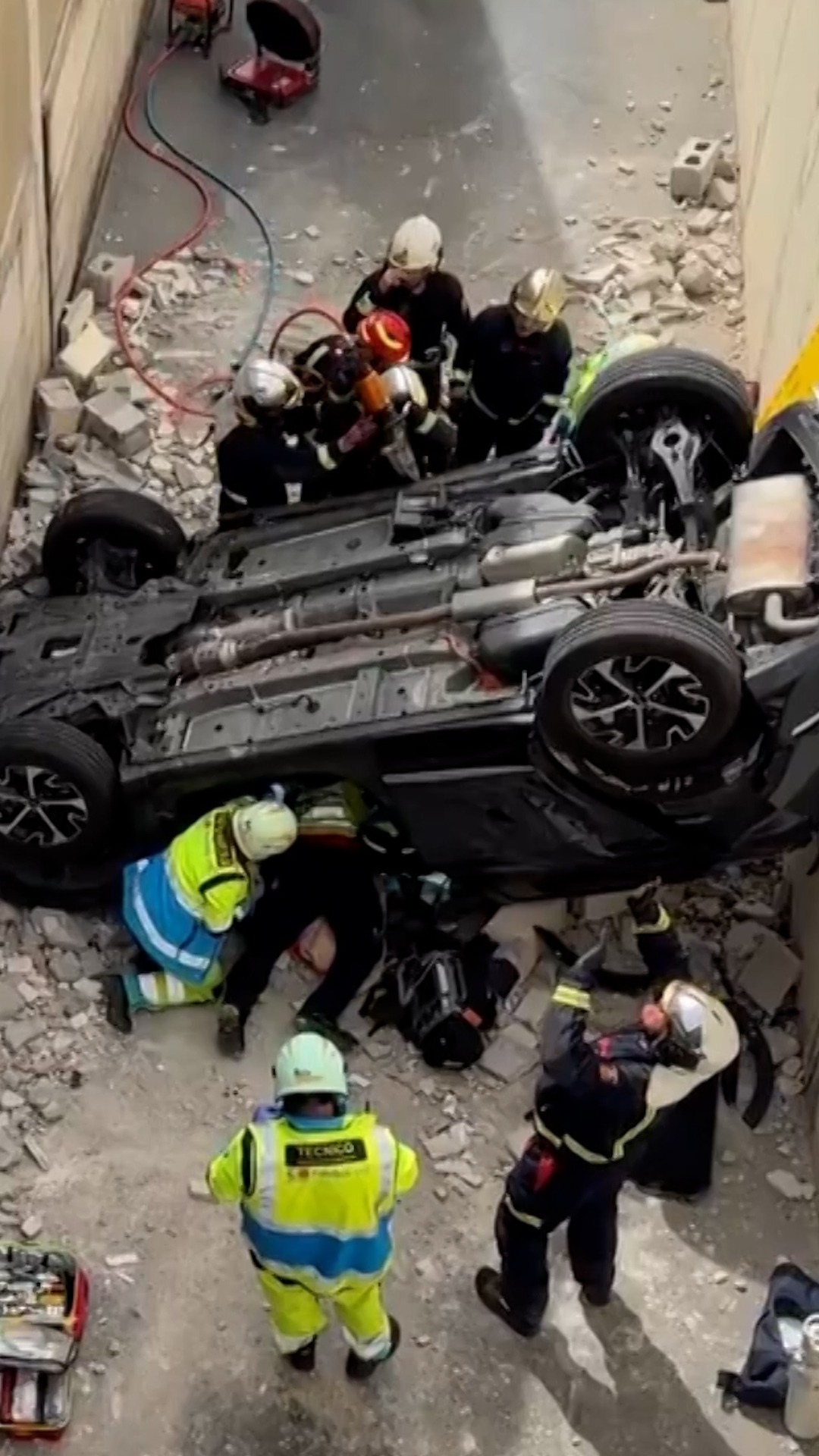Una mujer sobrevive a una caída de 8 metros con su coche