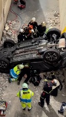 Una mujer sobrevive a una caída de 8 metros con su coche