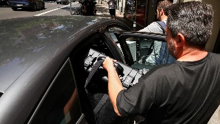 La salida de los agentes de la UCO de la sede del PSOE en Ferraz