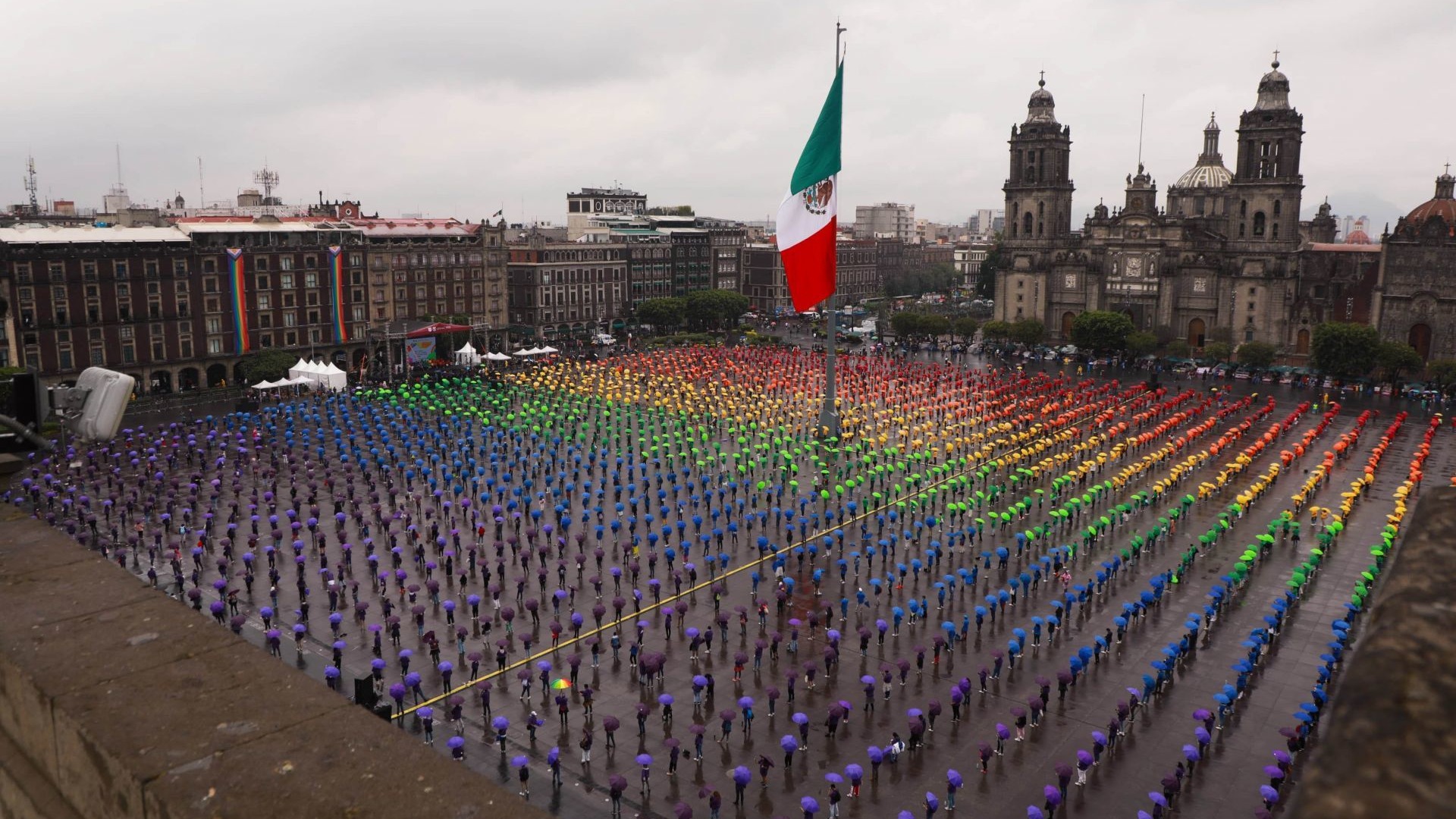La bandera LGBTQ humana más grande del mundo