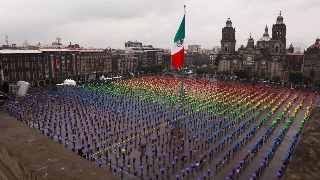 La bandera LGBTQ humana más grande del mundo