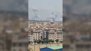 Humo visible en Teherán tras reportes de ataques aéreos en la capital iraní