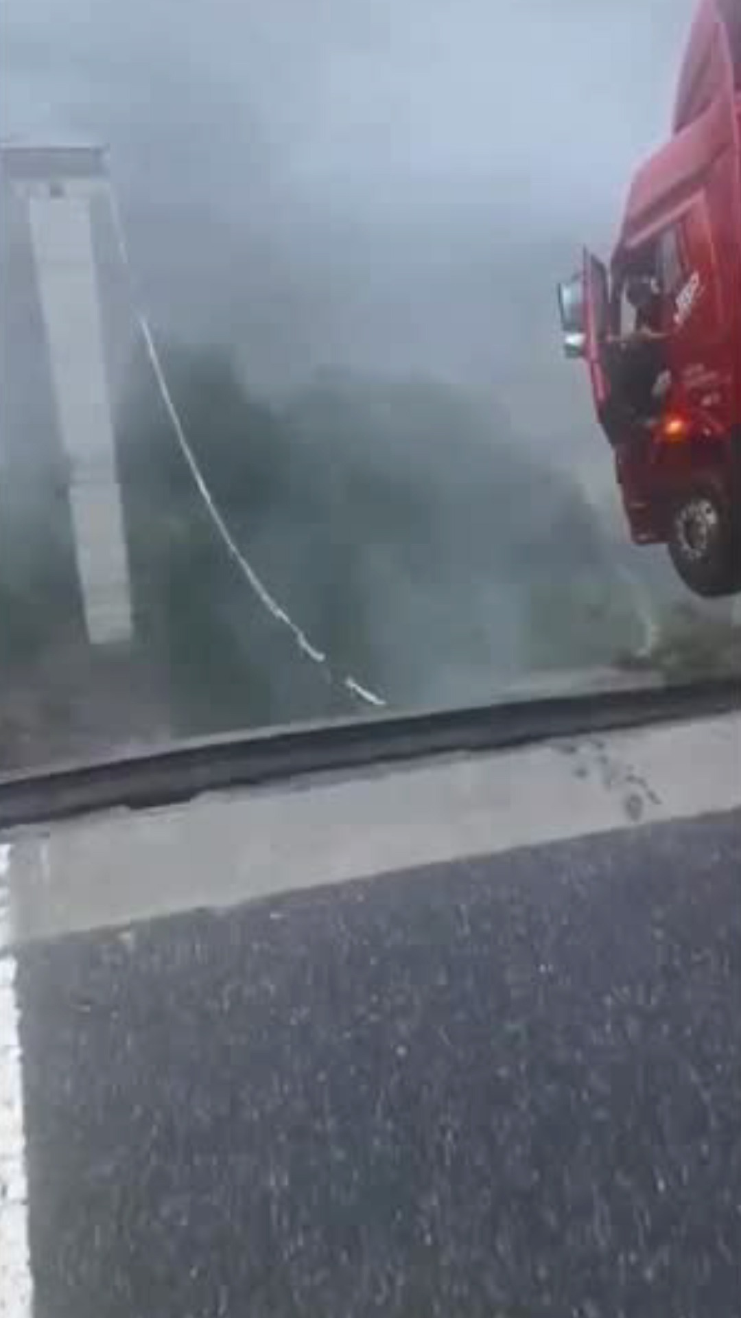 Un camionero queda colgando de un puente en China