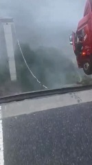 Un camionero queda colgando de un puente en China