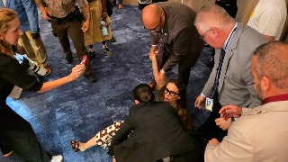 Una mujer es detenida con fuerza durante el debate de una propuesta migratoria en Miami-Dade