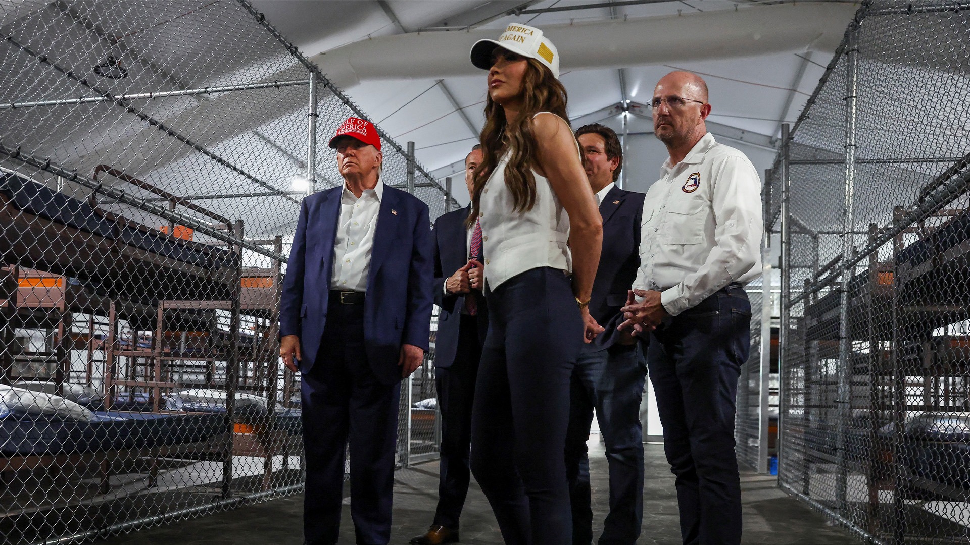 Trump, Noem y DeSantis inauguran 'Alligator Alcatraz', el nuevo centro de detención de inmigrantes en Florida