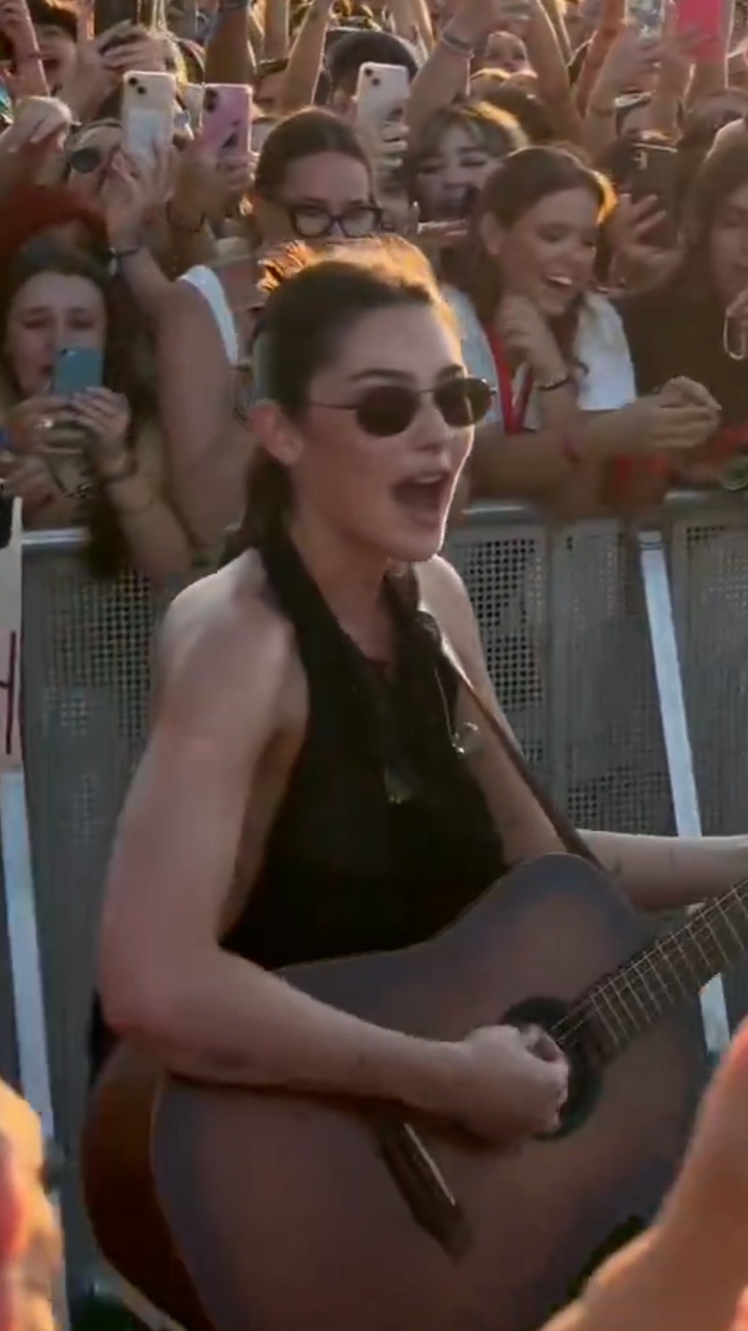 Gracie Abrams sigue cantando con sus fans tras el apagón en Mad Cool