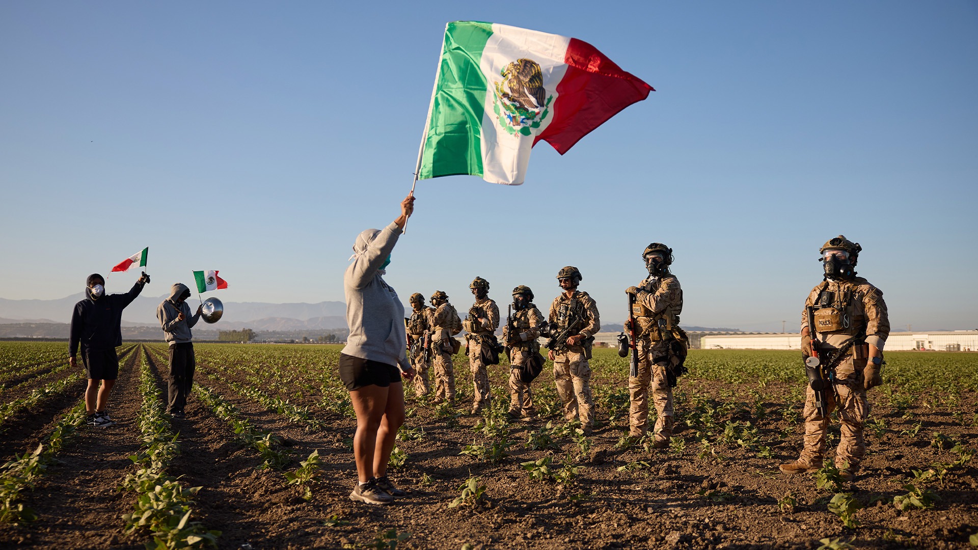 Manifestantes se enfrentan a agentes del ICE durante redadas al sur de California