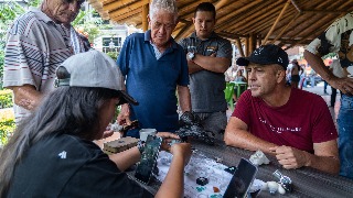 Mineros colombianos fomentan el turismo y la venta por redes sociales