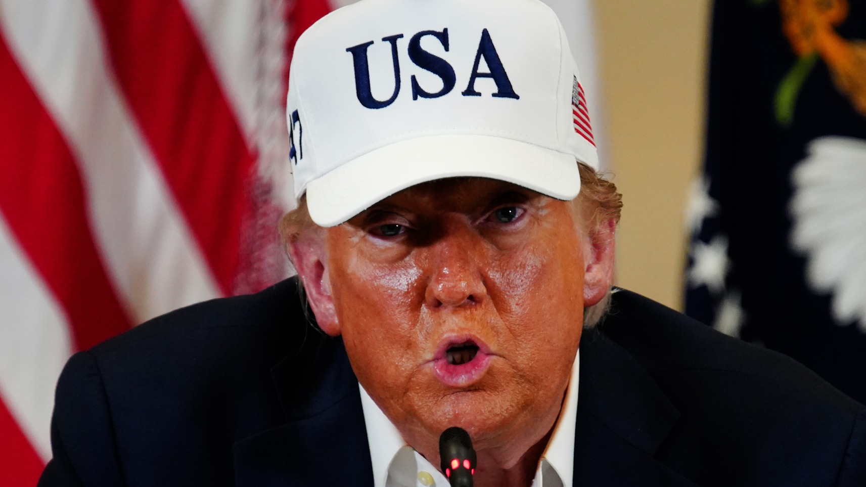 Trump llama a periodista "malvada"