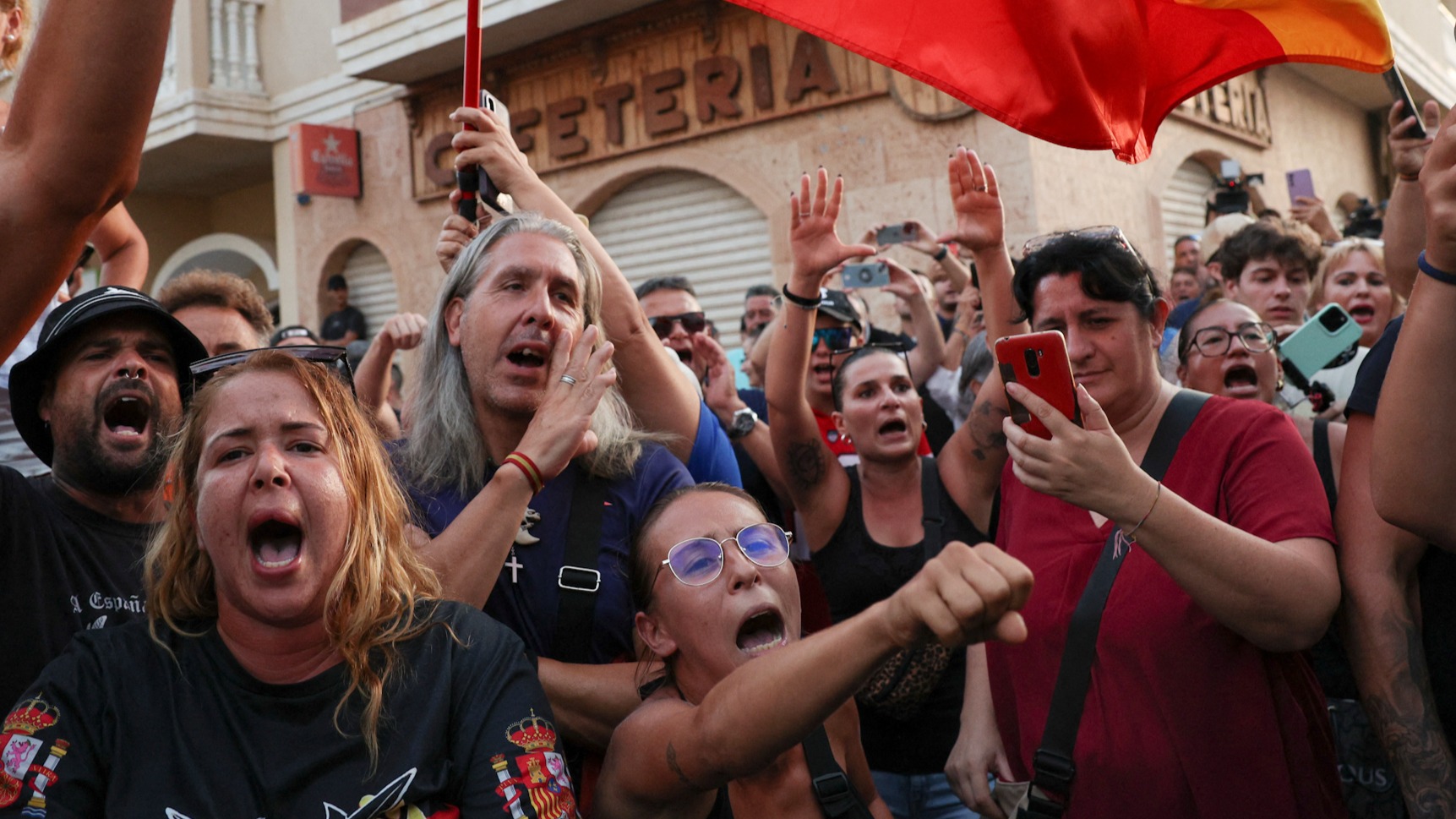 La ultraderecha apenas logra reunir a un centenar de manifestantes en Torre Pacheco tras varios días de disturbios
