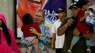 Niños migrantes venezolanos regresan a casa tras ser deportados a Estados Unidos