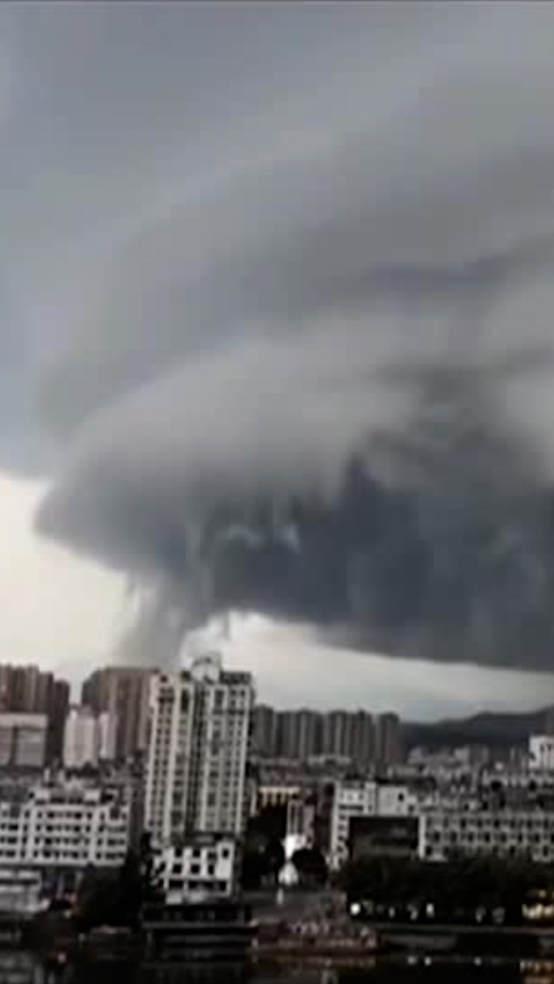 Una gran nube cubre el cielo de la ciudad china de Zhuhai