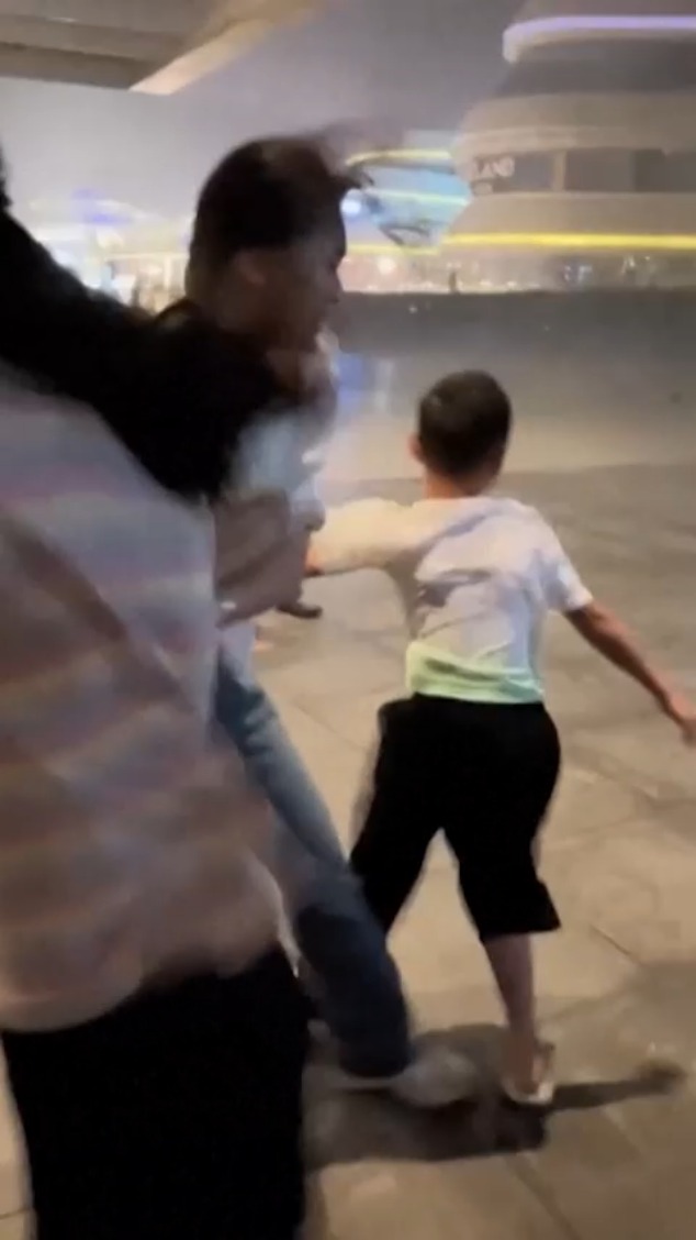 Los fuertes vientos en China hacen que mantenerse en pie no sea una tarea fácil