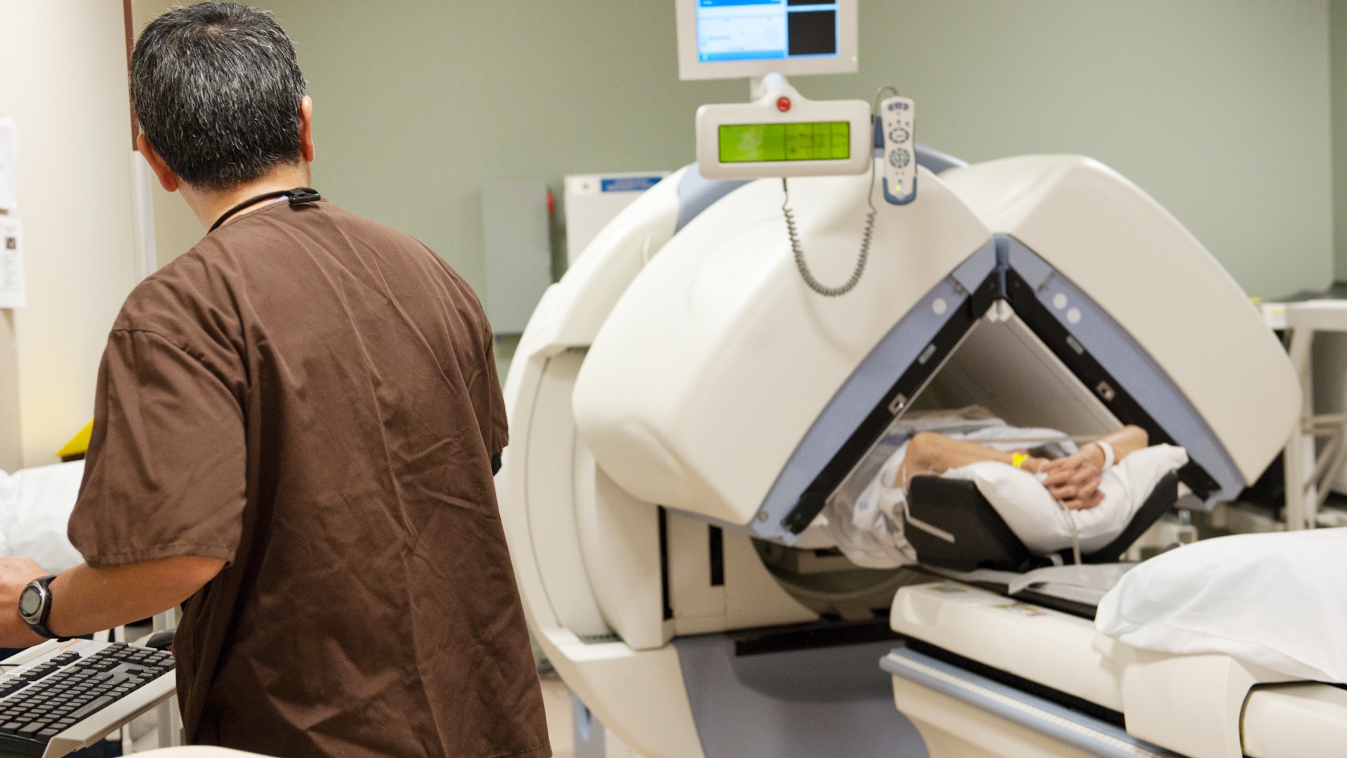 Un hombre fallece arrastrado por una máquina de resonancia magnética