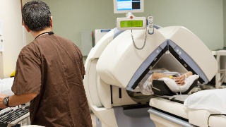 Un hombre fallece arrastrado por una máquina de resonancia magnética