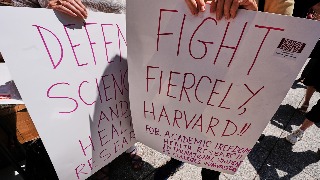 Harvard defiende ante un tribunal que se anule la retirada de fondos decretada por Trump