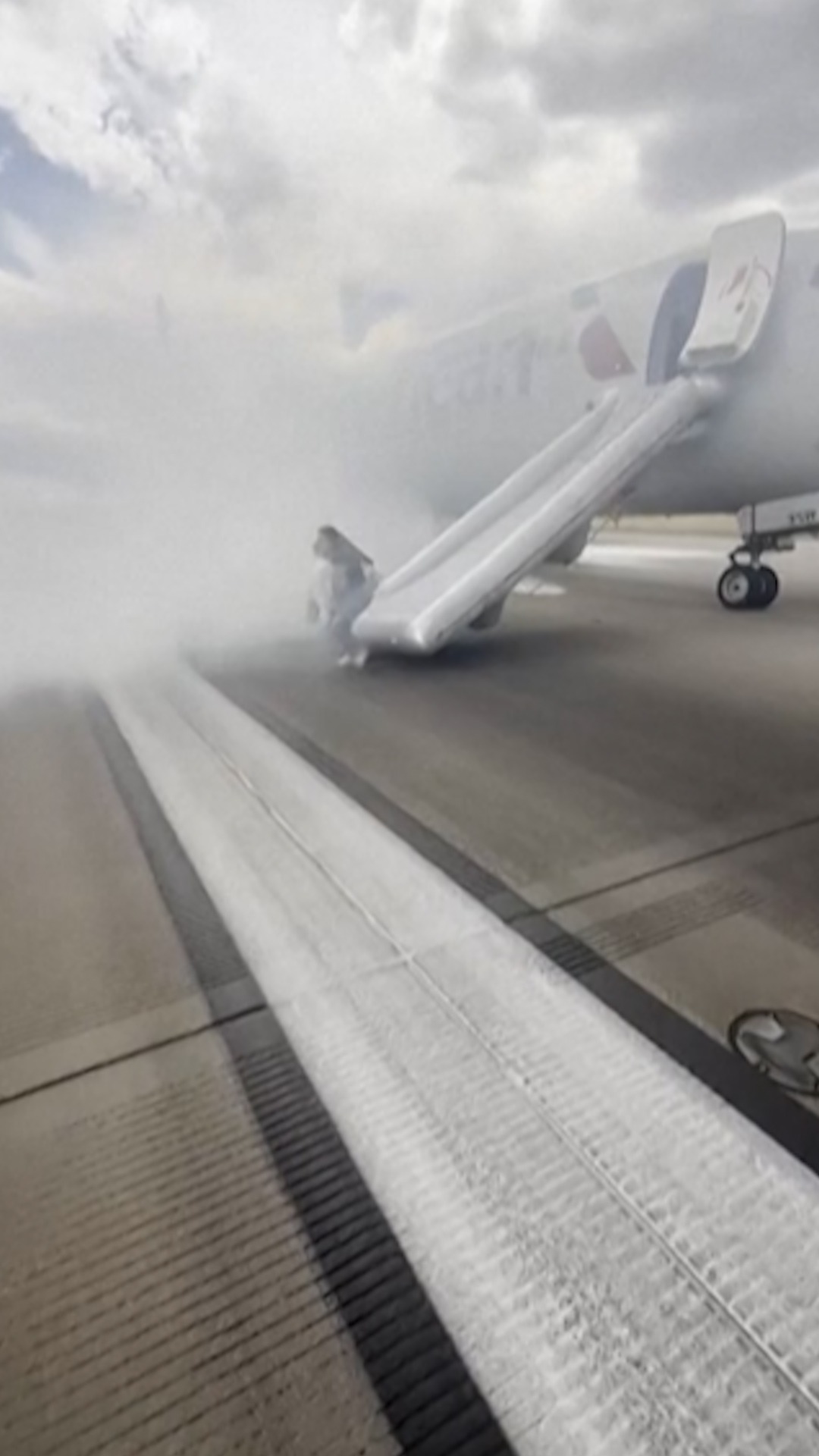 173 pasajeros evacuados de un vuelo