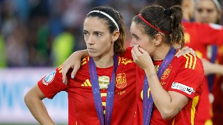 Las jugadoras de la selección de fútbol femenina reaccionan tras una derrota sentenciada por la tanda de penaltis
