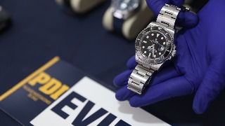 Chile devuelve los relojes de Keanu Reeves