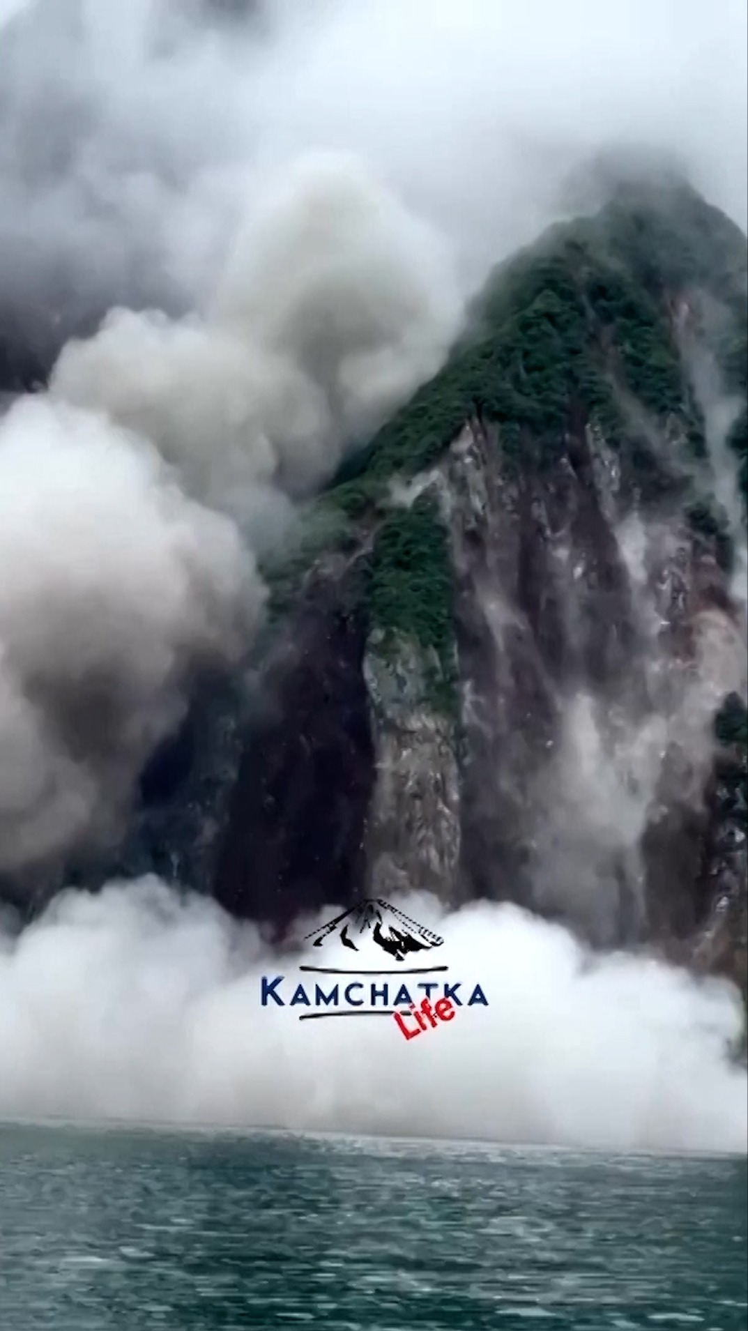 Las rocas colapsan formando grandes nubes de polvo a causa del terremoto en Rusia
