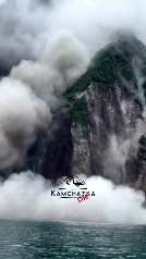 Las rocas colapsan formando grandes nubes de polvo a causa del terremoto en Rusia