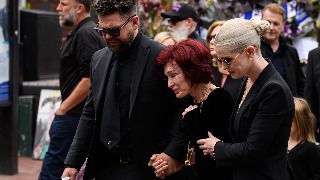 Miles de fans del heavy metal se congregan para despedir a Ozzy Osbourne en las calles de Birmingham