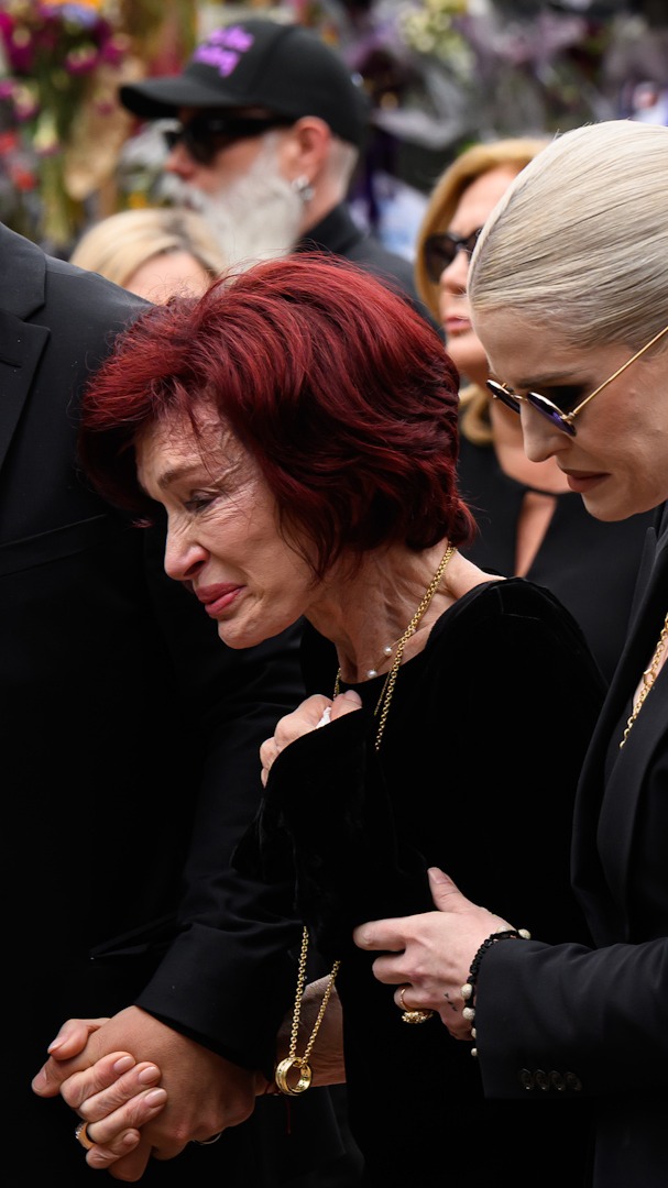 Miles de fans del heavy metal se congregan para despedir a Ozzy Osbourne